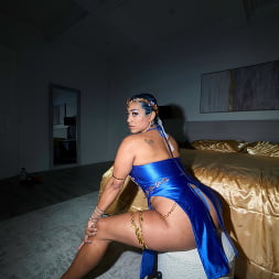 Jasamine Banks en 'Rickys Room' Las diosas mandan corte (Miniatura 4)