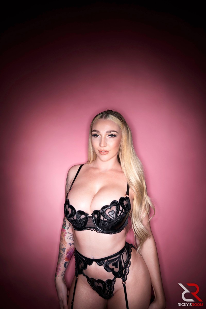 Rickys Room 'Chemistry Class In Session' starring Kendra Sunderland (Photo 2)
